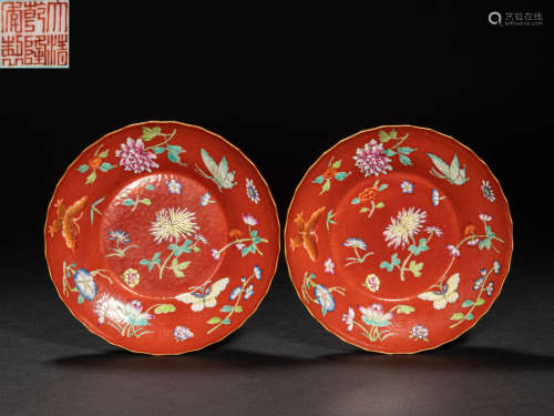A PAIR OF CHINESE FAMILLE ROSE PLATES, QING DYNASTY