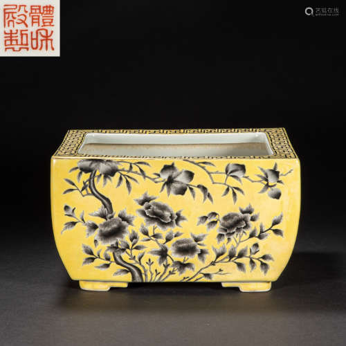CHINESE FAMILLE ROSE POT, QING DYNASTY