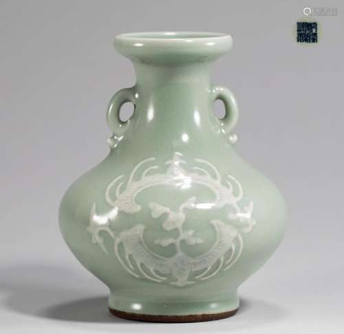 Pan Kou bottle with powder green glaze in Qing Dynasty