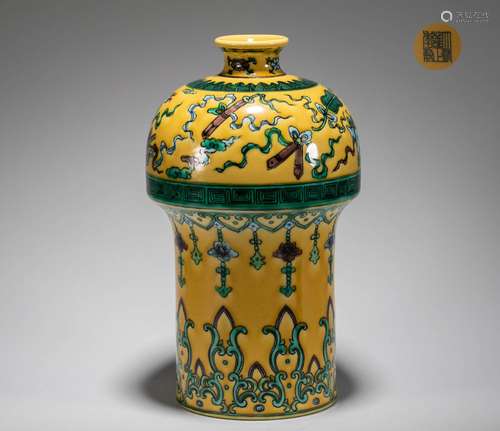 Yellow glazed bottle of Qing Dynasty