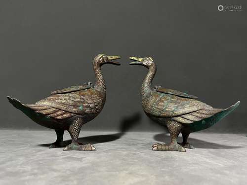 Mixed gold and silver bronze duck