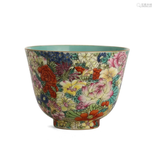 AN EXQUISITE FAMILLE-ROSE FLORAL CUP