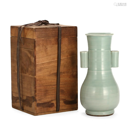 A LONGQUAN CELADON VASE WITH WOODEN CASE