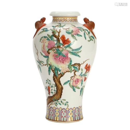 A FAMILLE-ROSE 'PEACHES' VASE WITH HANDLES