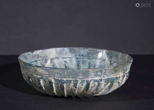 A RIBBED TURQUOISE FLUTED GLASS BOWL, EARLY ROMAN PERIOD, 1S...