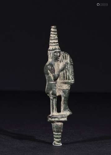 A BRONZE FIGURINE OF A SEATED MUSICIAN PLAYING A HARP, 1ST M...