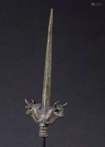 A SPEAR/SCEPTRE BRONZE TOP, DOUBLE BULL PROBABLY BACTRIAN PE...