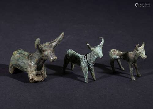 A GROUP OF LURISTAN BRONZE BULLS, 1ST MILLENNIUM B.C.