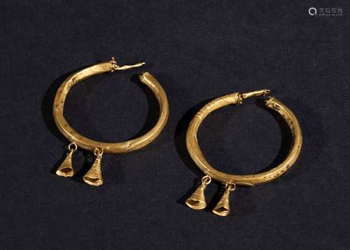 A PAIR OF ANCIENT GOLD EARRINGS, WESTERN GREECE 1ST MILLENNI...