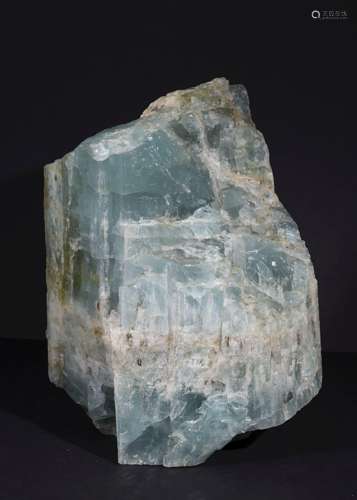 A LARGE TURQUOISE BLUE AQUAMARINE MINERAL FRAGMENT