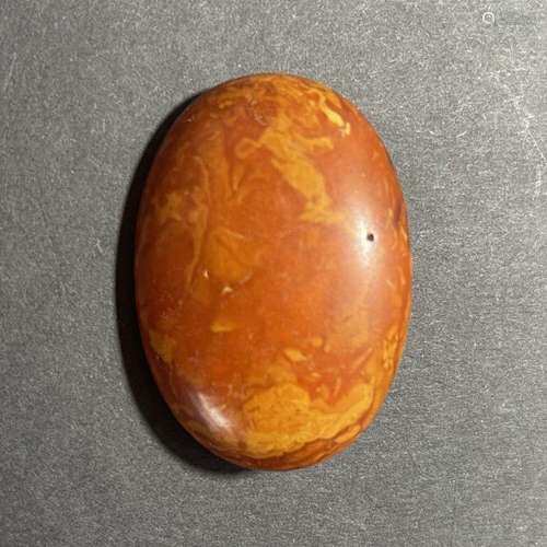 A LARGE AMBER PENDANT, 17TH/18TH CENTURY