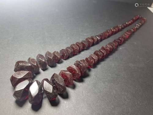 A GRADUATED CHERRY AMBER NECKLACE