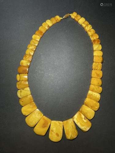 A GRADUATED AMBER NECKLACE