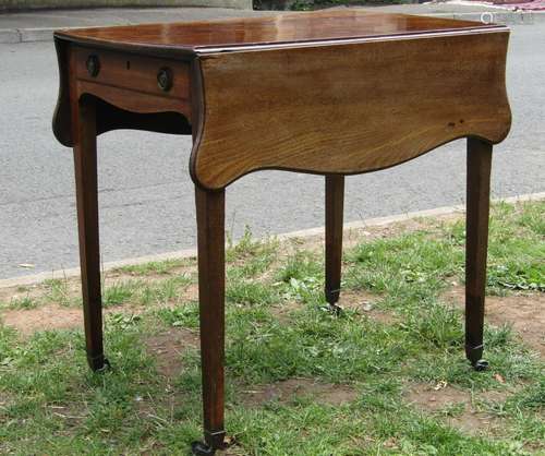 Georgian mahogany Pembroke table with shaped leaves, raised ...