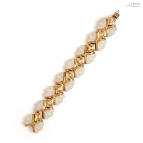 YELLOW GOLD, WHITE CORAL AND DIAMOND BRACELET