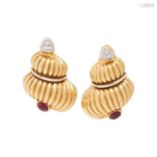 BICOLOR GOLD, DIAMOND AND RUBY SHELL EARCLIPS