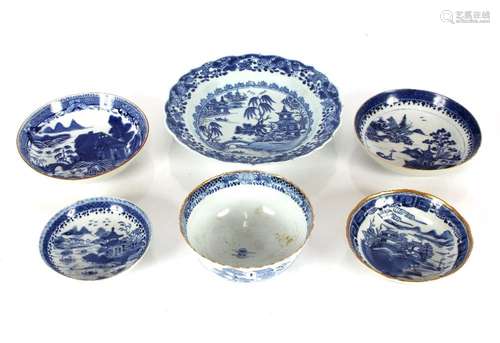 A 19th Century Chinese blue and white scallop border plate, ...