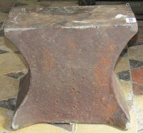 A small but heavy vintage cast iron anvil, 30 cm long x 26 c...