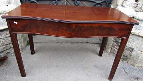 A Georgian mahogany side table, the top with reeded outline ...