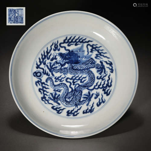 BLUE AND WHITE DRAGON PATTERN PLATE, QIANLONG PERIOD, QING D...