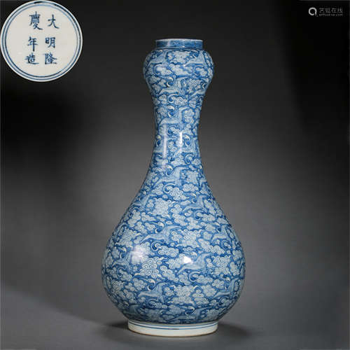 CHINESE MING DYNASTY BLUE AND WHITE GARLIC HEAD BOTTLE