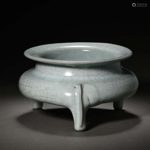 CHINESE SONG DYNASTY OFFICIAL WARE CELADON THREE-LEGGED STOV...
