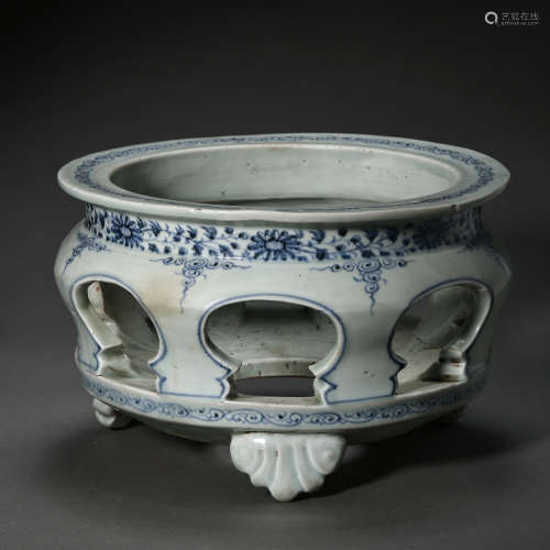 CHINESE YUAN DYNASTY BLUE AND WHITE THREE-LEGGED STOVE