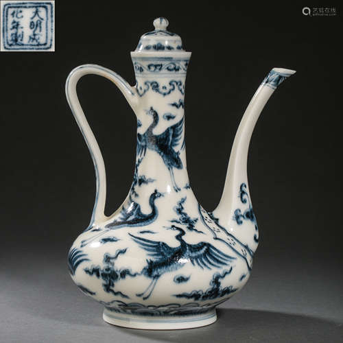 CHINESE MING DYNASTY BLUE AND WHITE HOLDING POT