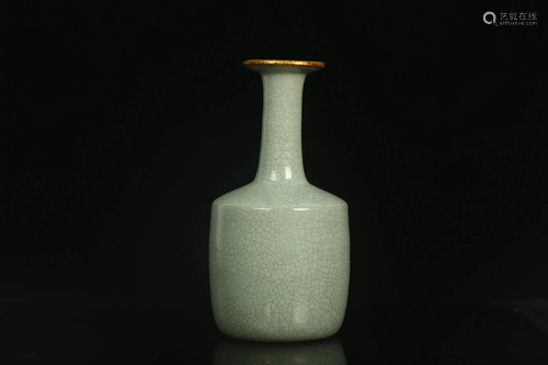 A Crackleware Glazed Porcelain Vase