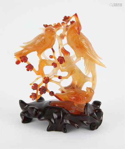 Carved agate figure of a bird, (in fitted case),