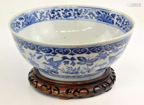 A large Chinese blue and white Bowl, Qing dynasty painted on...