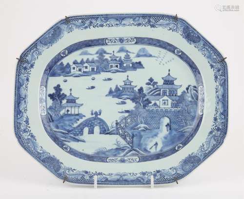 Chinese Blue and White Export octogonal platter, 18th centur...