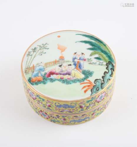 Chinese Famille Rose porcelain box and cover. Qing dynasty. ...