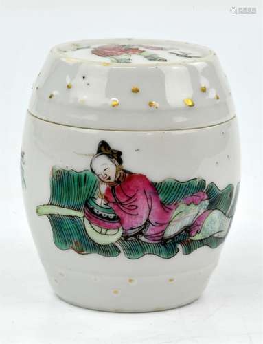 Chinese Famille Rose lidded jarlet. Qing dynasty, 19th centu...