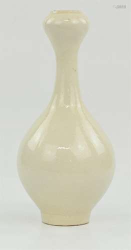 A Chinese Zhangzhou Ware ``Garlic Head`` vase with Floral De...