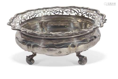 Edwardian shaped circular fruit bowl having pierced wavey ri...