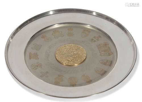 Cased circular shallow dish inscribed The Queens Silver Jubi...