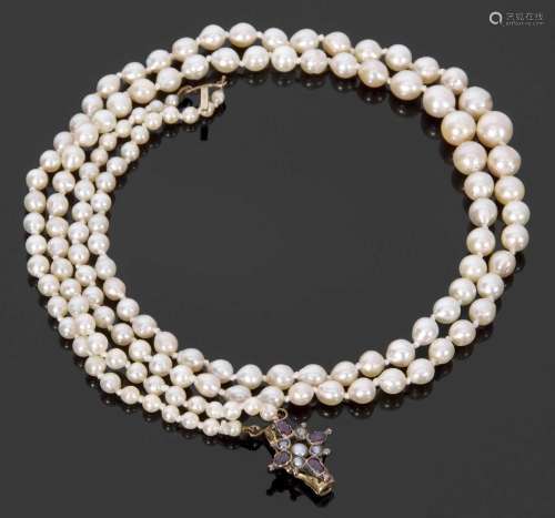 Double row of graduated cultured pearls, 3-7mm diam, to a ga...