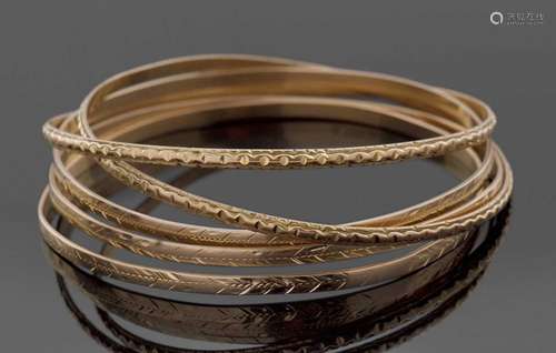 Five yellow metal bangles, all unmarked, test between 9-14ct...