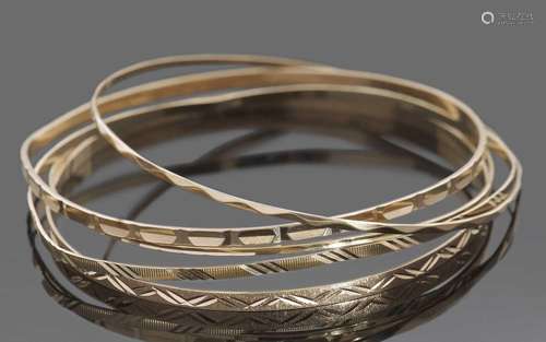 Five 9ct gold bangles with engraved detail, (non-matching), ...