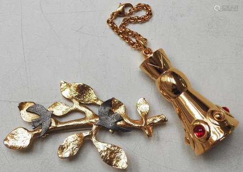 Lot de bijoux griffés en métal doré comprenant : ,Pendentif ...