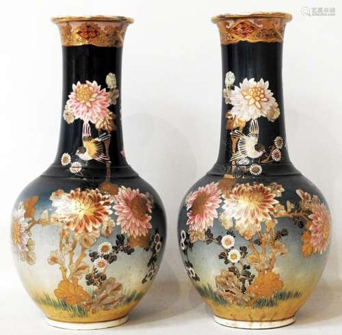 SATSUMA,Paire de vases à haut col en porcelaine à décor d'oi...