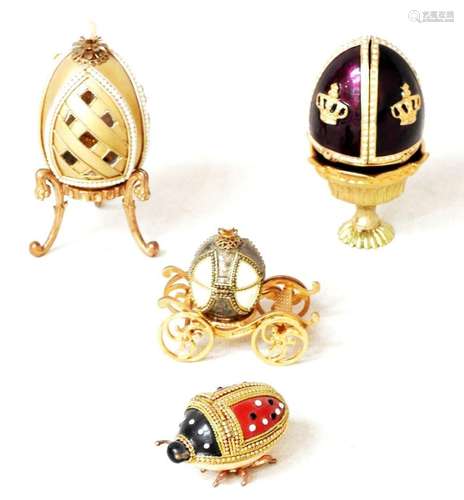 Lot de quatre oeufs dans le goût de Karl FABERGE.,Usures.