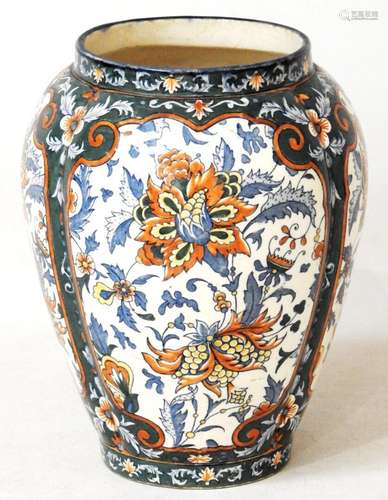 GIEN,Vase de forme ovoide en faience à décor floral et végét...