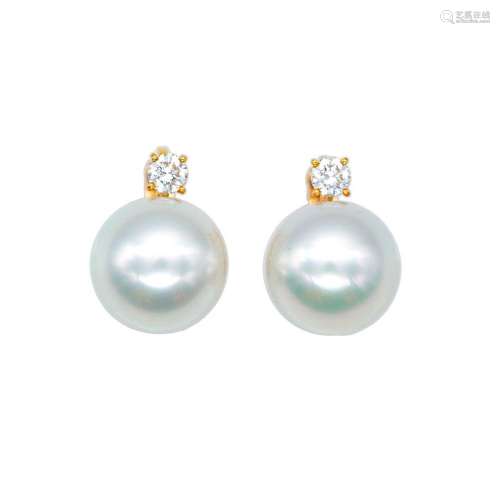 CARTIER<br />
 Paire de clips d'oreilles en or formés chacun...