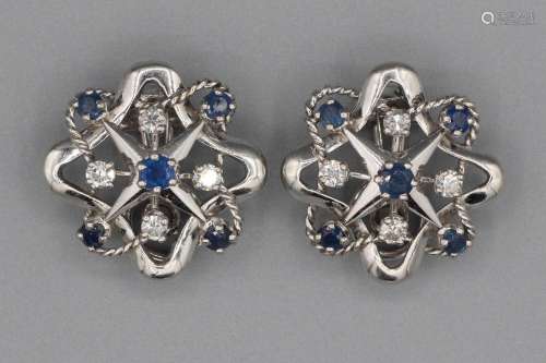 Paire de clips d'oreilles en or sertis de saphirs et de bril...