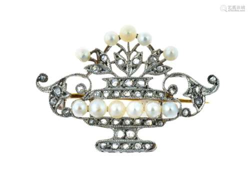 Broche 1900 en or stylisant un panier enrichie de perles et ...