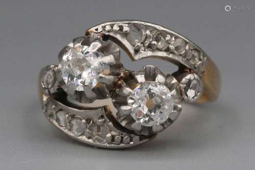 Bague “Toi et moi” en or ornée de deux diamants épaulés de l...