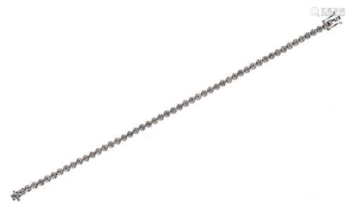 Bracelet ligne en or gris serti de 51 diamants totalisant en...