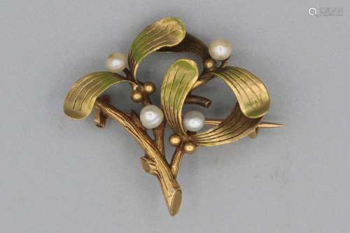 Broche “Gui” en or enrichie de perles et d’émail. Poids brut...